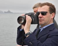 Дмитрий Медведев подарил кадетам фотокамеры Leica