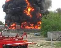 На резервуаре с нефтью в Ангарске прогремело 2 взрыва: пожар бушует с новой силой