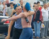 В Орле толпа пьяных десантников на день ВДВ разгромила машину кавказца