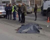 Иномарка на Кутузовском проспекте врезалась в группу дорожных рабочих