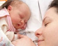 Скандал: родители школьников требуют изгнать из класса 13-летнюю маму