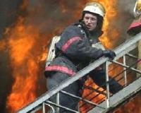 В центре Киева загорелась жилая высотка: пожар быстро распространяется