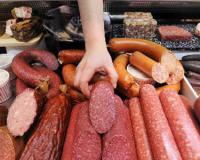 Домохозяйка из Ижевска нашла кольцо с бриллиантами в обычной колбасе