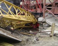 Три человека погибли на месте из-за обрушения башенного крана в Подмосковье