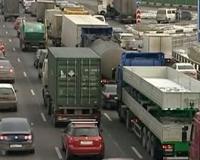 На МКАД пассажир автомобиля ударил другого водителя молотком через окно