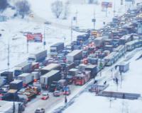 В пятницу утром улицы Москвы из-за снегопада превратились в одну большую пробку