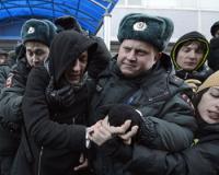 Учитель был уволен за поддержку пикетчиков против запрета гей-пропаганды