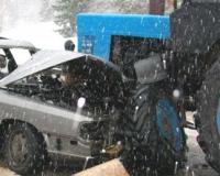 В Москве Mercedes протаранил снегоуборочный трактор: госпитализирован тракторист