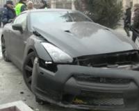 Спорткар в Москве сбил рабочих и врезался в памятник Юрию Долгорукому