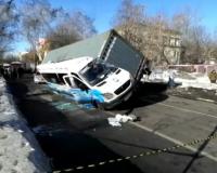 В центре Москвы грузовик опрокинулся на маршрутное такси: есть пострадавшие