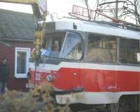 Во Львове угнанный неизвестными трамвай протаранил стену дома