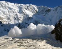 Продолжаются поиски подростков, попавших под лавину