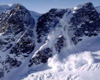 В Тыве погребенных под снегом подростков оставят еще на сутки