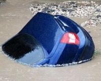 На севере МКАД семь автомобилей провалились в яму с водой