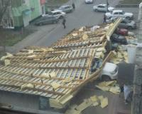 Ураганный ветер в Волгограде сорвал крышу с дельфинария