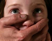 Усыновлённая девочка из России стала жертвой американских приёмных родителей-педофилов