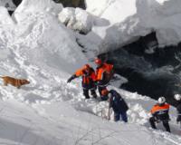 Спасатели подключили вертолёт к поискам туриста, попавшего под лавину в Хакасии