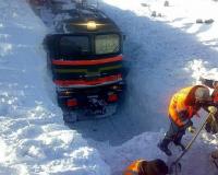 В Хабаровском крае лавина сбросила с рельсов тепловоз пассажирского поезда