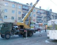 Мусоровоз, задевший пару столбов, остановил движение на Профсоюзной улице Москвы