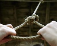 Самоубийство совершила в Омской области 17-летняя девушка из неблагополучной семьи