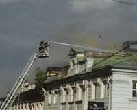 В центре Москвы горит старинное двухэтажное здание