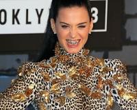 Кэти Перри вслед за Рианной и Мадонной позолотила зубы