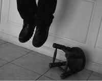 Трагедия в Омске: средь бела дня в «Доме быта» повесился мужчина