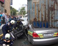 Во Владивостоке ЧП: 20-тонный контейнеровоз придавил пять машин