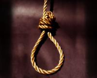 В Подмосковье парень изрезал ножом знакомого, а после - повесился на двери в полиции