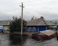 В затопленном Комсомольске дельцы наживаются на лодочных перевозках