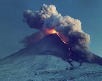 Вулкан на Камчатке выбросил столб пепла на 7 км в высоту