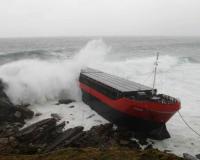 На Курилах шторм выбросил на берег два корабля