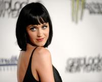 Кэти Перри рекламирует недорогую косметику