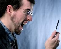 Постоянных пользователей мобильников и интернета преследуют синдром фантомного звонка и номофобия