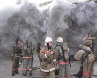 Пожар на севере Москвы: сотрудники МЧС тушат огонь на складе мебельной фабрики