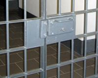 В Междуреченске задержанный повесился в камере отдела полиции на петле из одежды