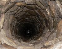 Девушка чудом выжила, провалившись в 10-метровый колодец с арматурой