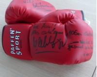 106-летняя фанатка на именины получила боксерские перчатки от братьев Кличко