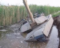 Танк раздавил машины и остановку, после чего свалился в канаву в Азербайджане