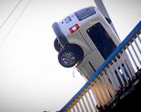 В Новосибирске Nisan обрушился с моста, а водитель «зависла» на дереве