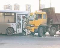 В Барнауле «КамАЗ» протаранил два автобуса - семь человек пострадали