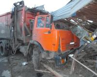 В Омске мусоровоз КамАЗ снес киоск на остановке, убив покупателя