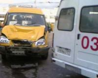 В Иркутске из-за скользкой дороги  автобус «смял»  пять автомобилей