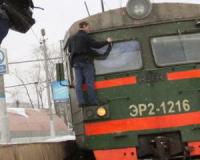 На северо-западе Москвы электричка сбила пятерых молодых людей - четверо погибли