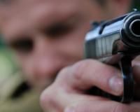 В Омске пенсионер в подъезде расстрелял соседку и ее 4-летнего внука