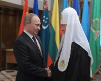 Владимир Путин подарил Патриарху Кириллу на 67-летие старинную шкатулку