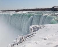 Из-за рекордно сильных морозов замерз Ниагарский водопад