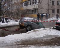 Четыре автомобиля провалились в Москве под асфальт