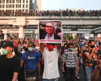 Переворот в Мьянме: отключение интернета на фоне протеста толпы против военных