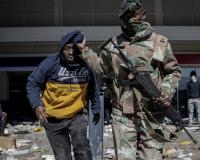 Грабежи в ЮАР: после беспорядков правительство направит 25000 солдат